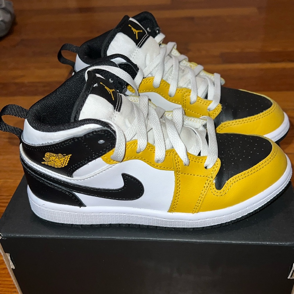 GREAT CONDITION! Jordan 1 MID - Size 1Y